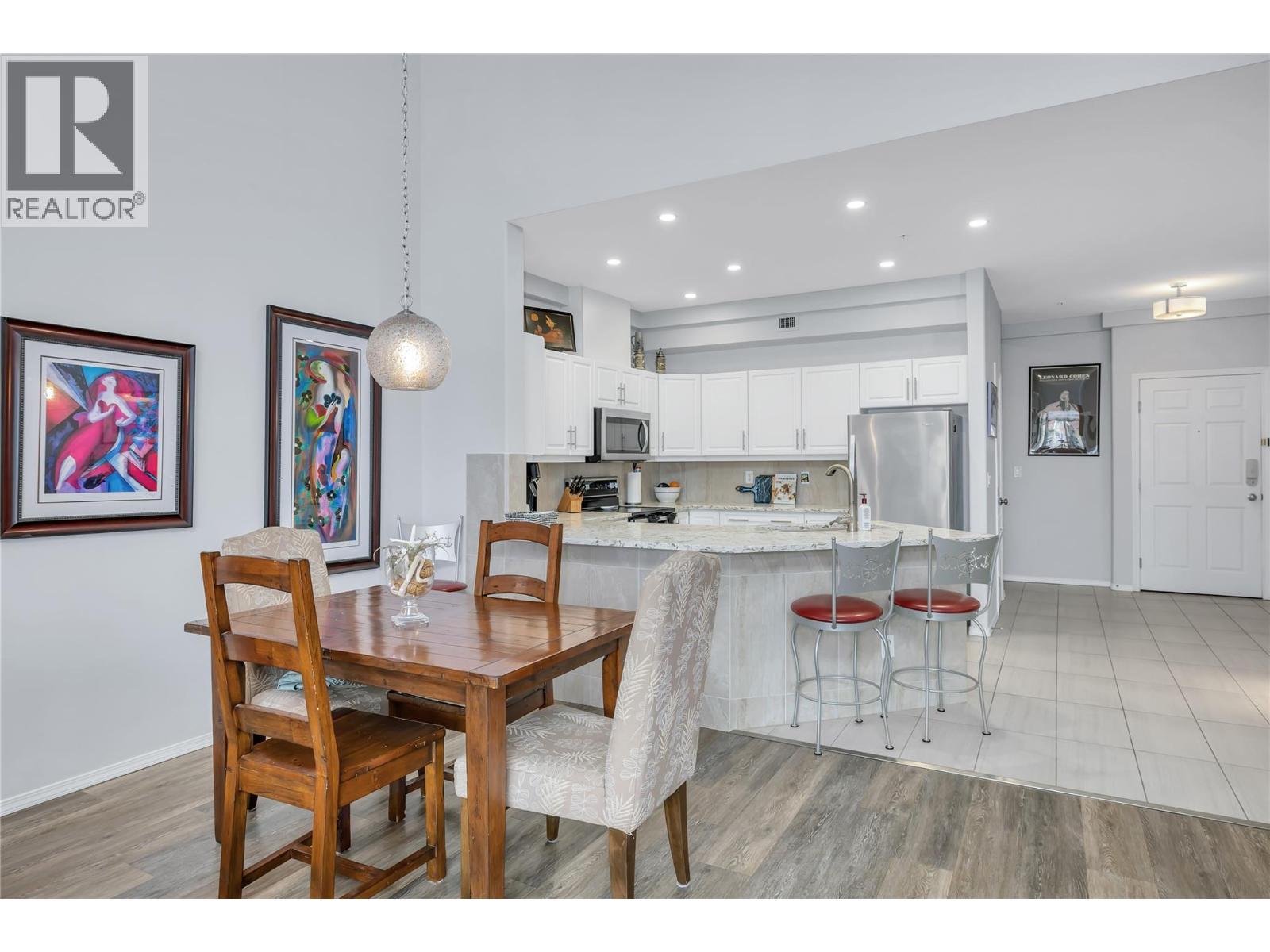 This photo has the owners furnishings but they have now been removed. - 1088 Sunset Drive Unit# 635, Kelowna, BC - Indoor