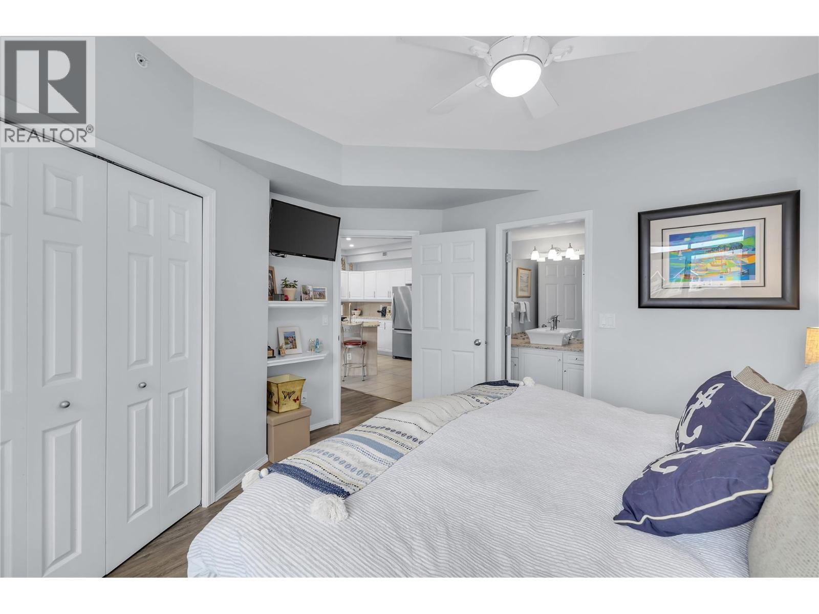 This photo has the owners furnishings but they have now been removed. - 1088 Sunset Drive Unit# 635, Kelowna, BC - Indoor Photo Showing Bedroom
