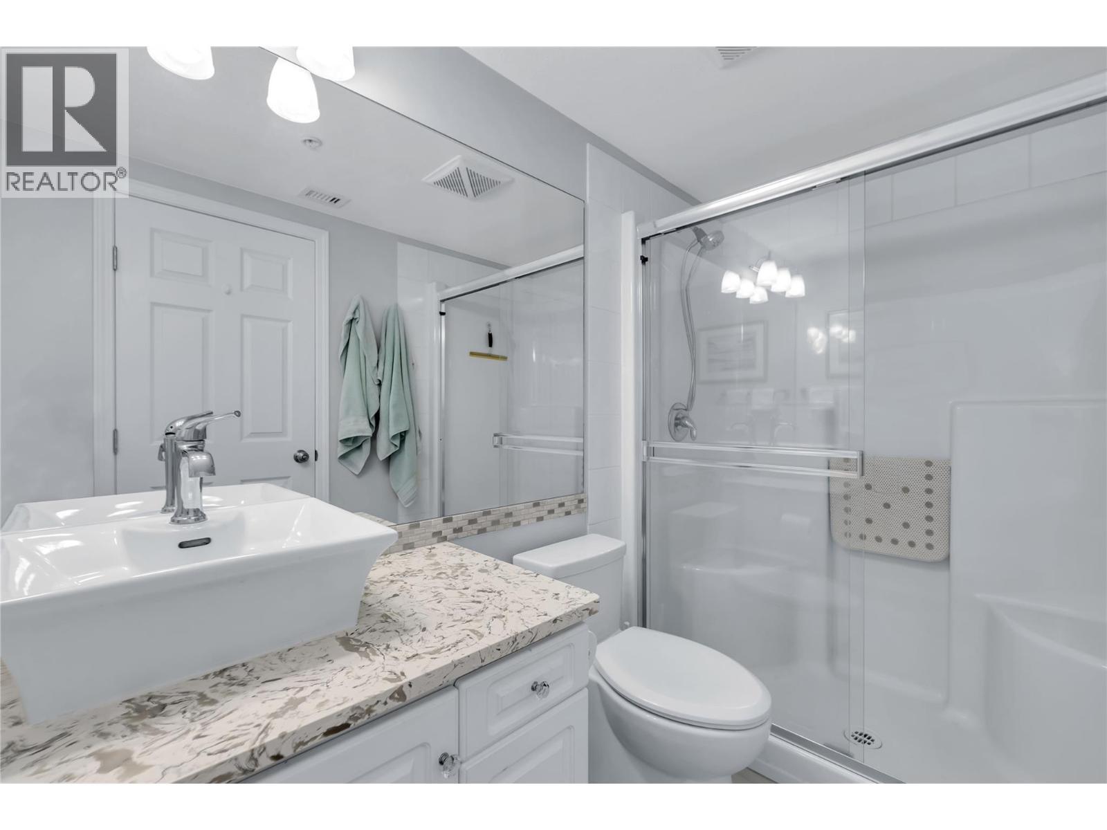 1088 Sunset Drive Unit# 635, Kelowna, BC - Indoor Photo Showing Bathroom