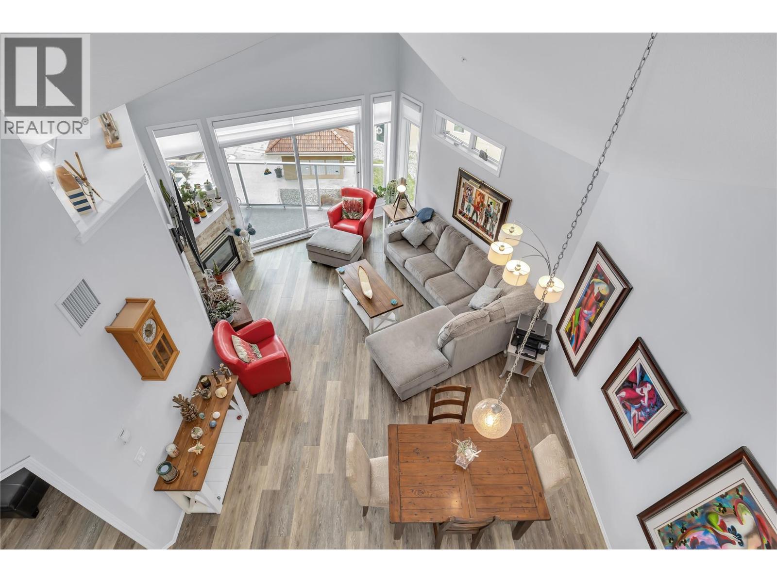 This photo has the owners furnishings but they have now been removed. - 1088 Sunset Drive Unit# 635, Kelowna, BC - Indoor