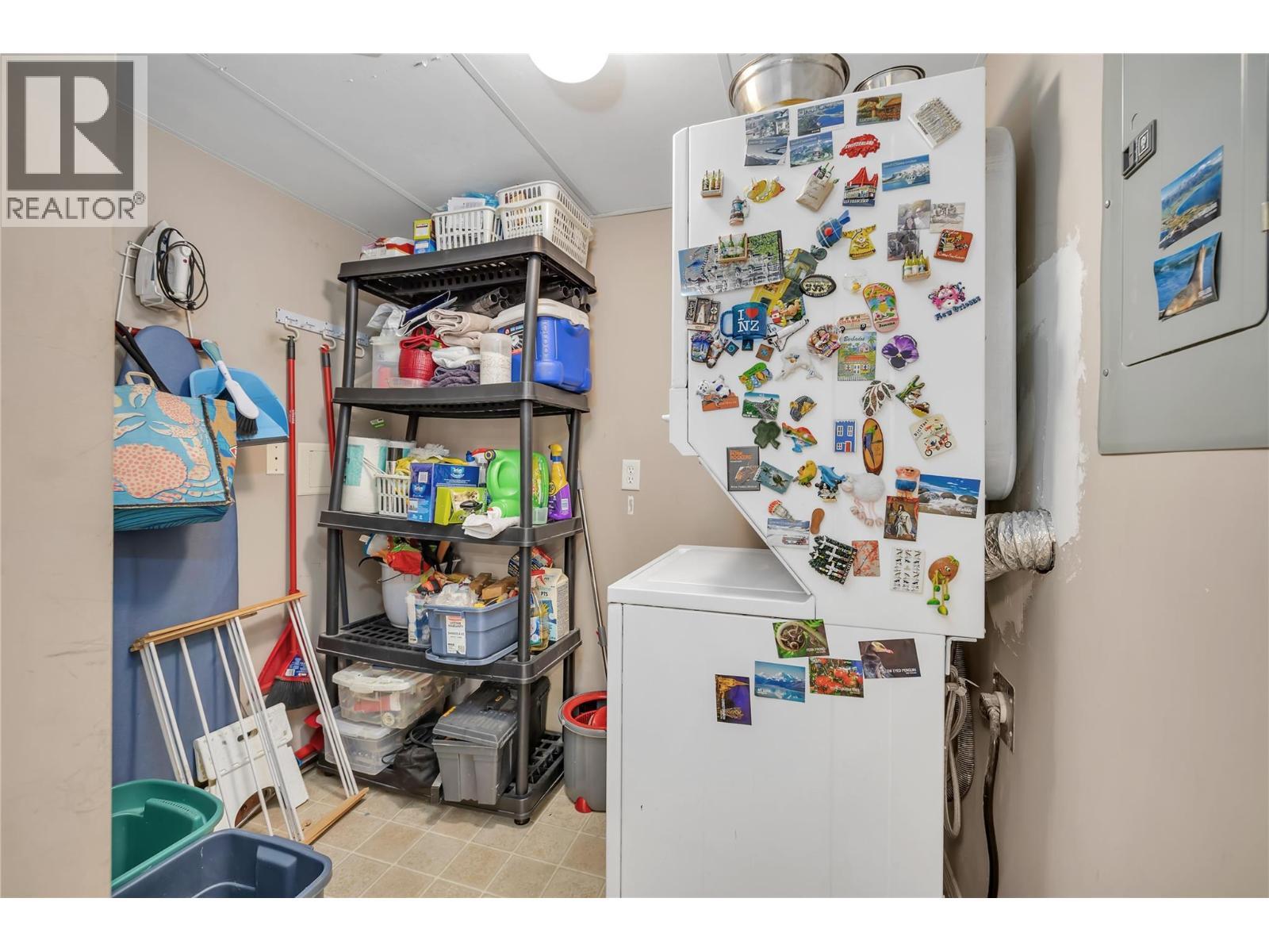 This photo has the owners furnishings but they have now been removed. - 1088 Sunset Drive Unit# 635, Kelowna, BC - Indoor