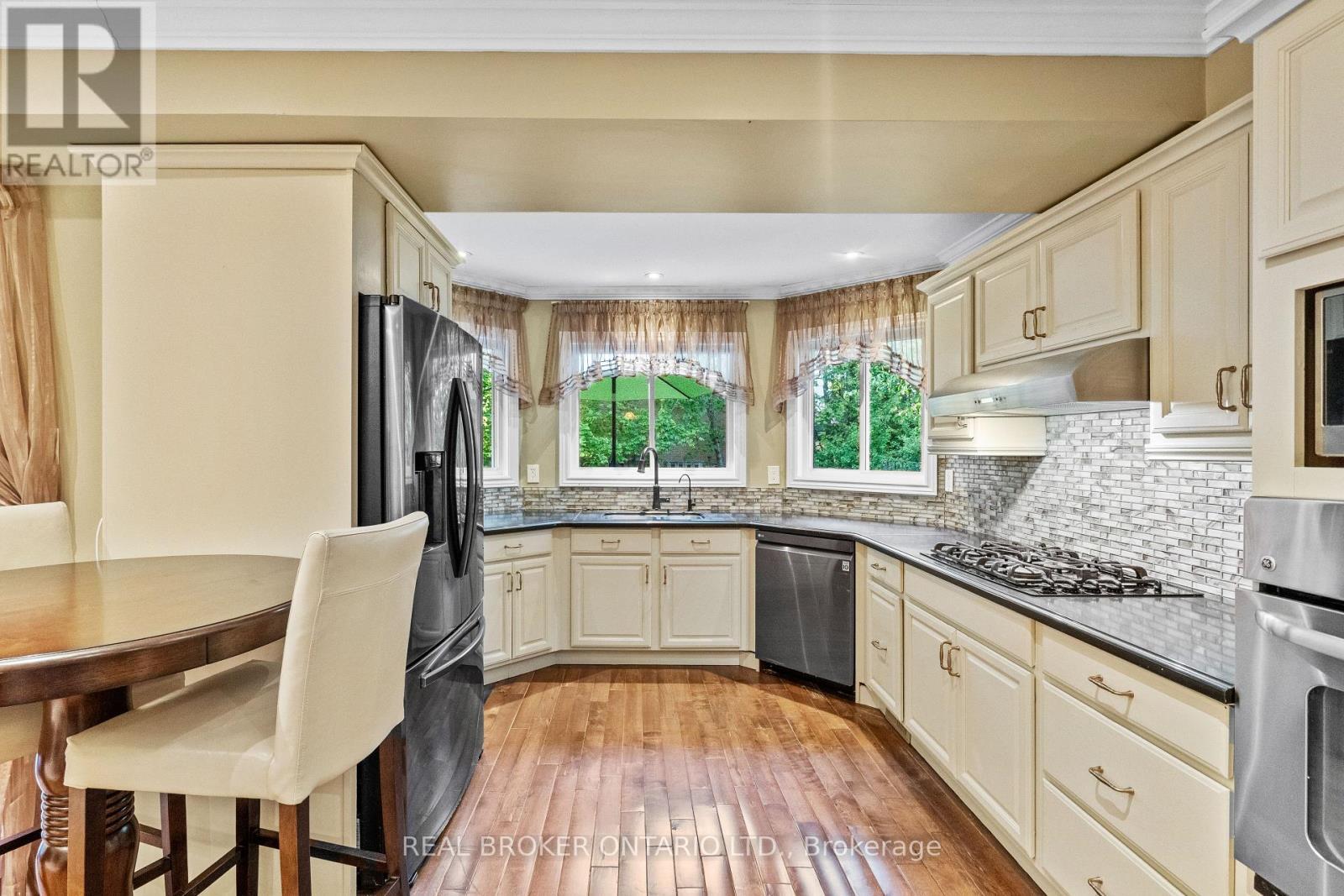 63 Haskell Crescent, Aurora, ON - Indoor Photo Showing Kitchen With Upgraded Kitchen
