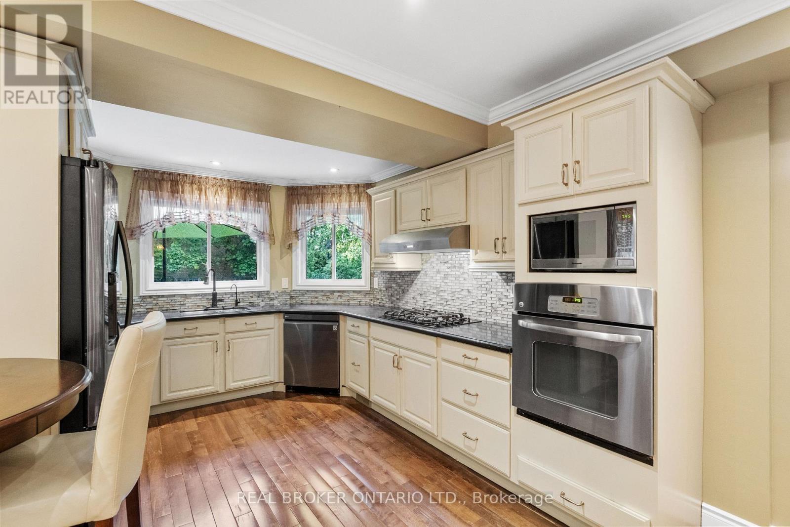 63 Haskell Crescent, Aurora, ON - Indoor Photo Showing Kitchen With Upgraded Kitchen