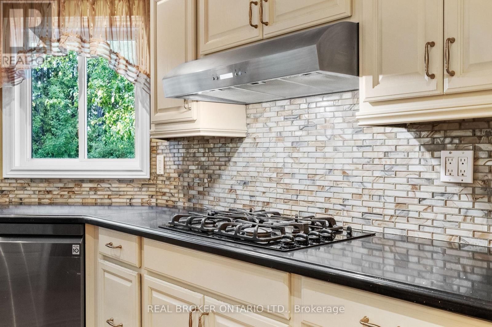 63 Haskell Crescent, Aurora, ON - Indoor Photo Showing Kitchen With Upgraded Kitchen