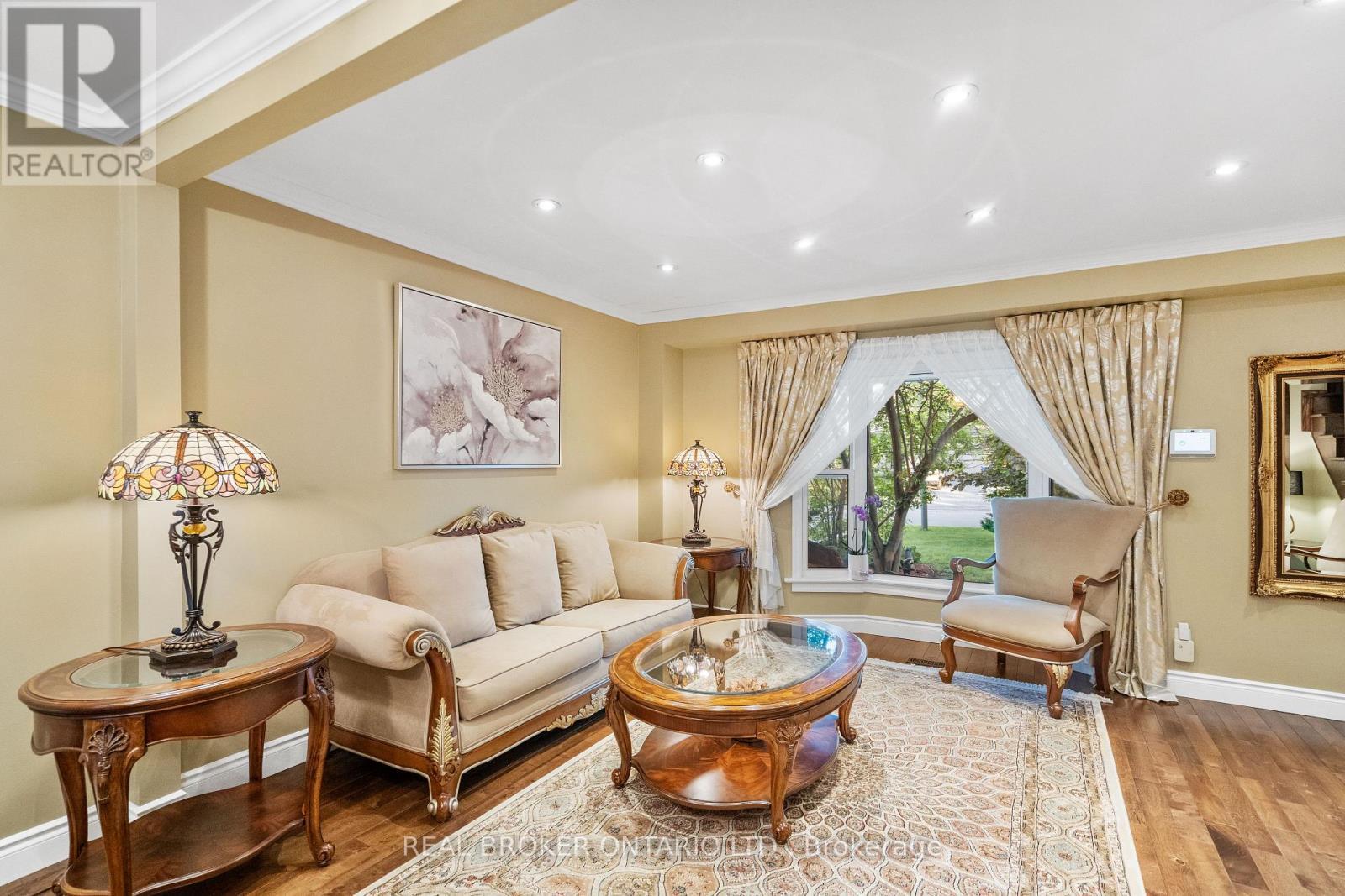 63 Haskell Crescent, Aurora, ON - Indoor Photo Showing Living Room