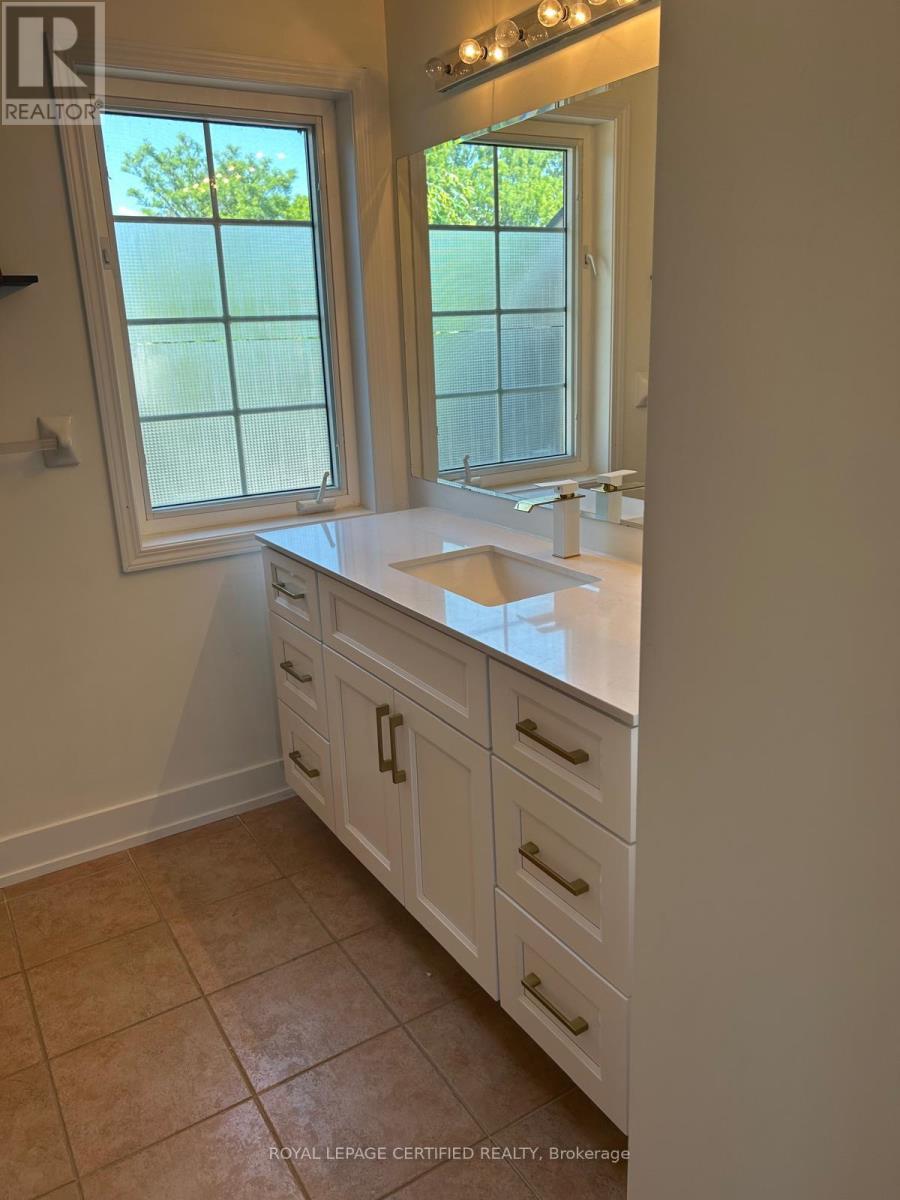 5612 Thorn Lane, Burlington, ON - Indoor