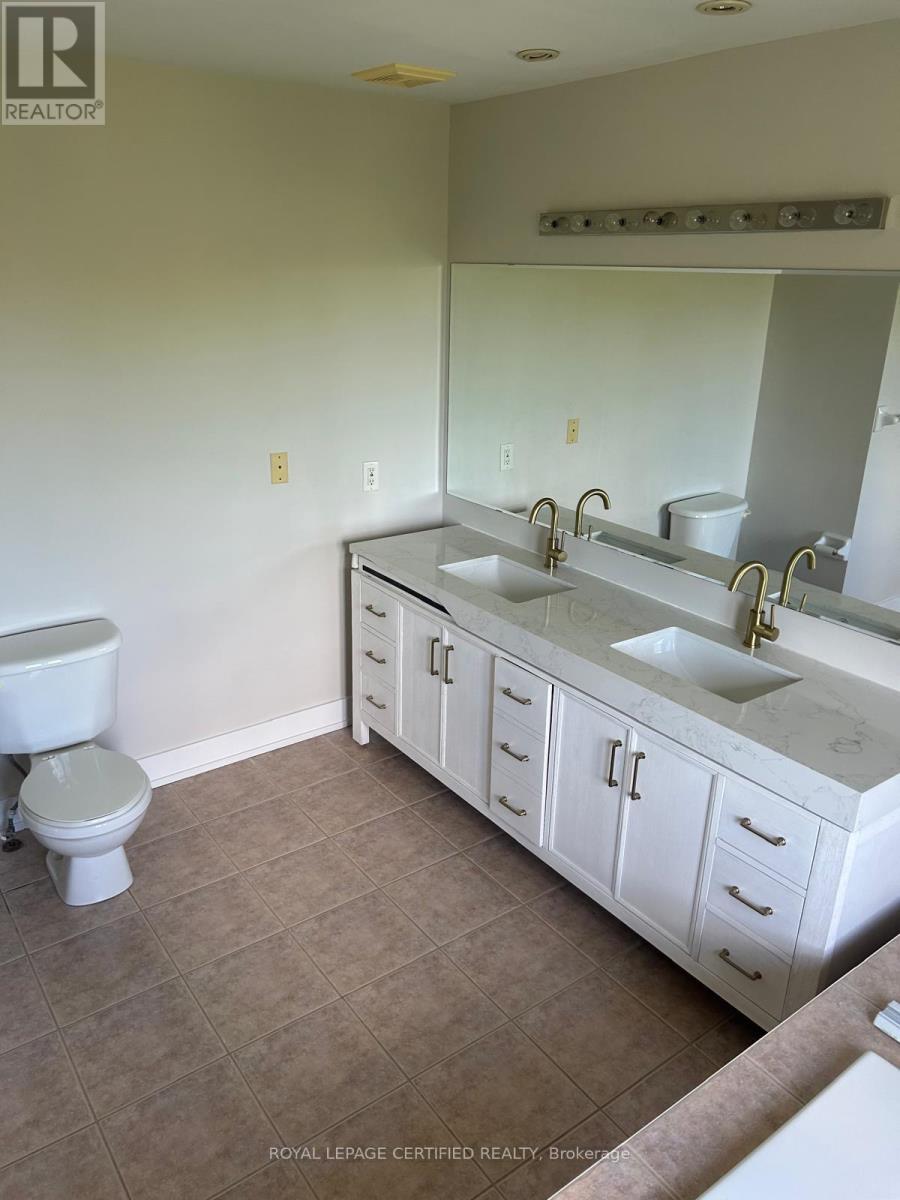 5612 Thorn Lane, Burlington, ON - Indoor Photo Showing Bathroom