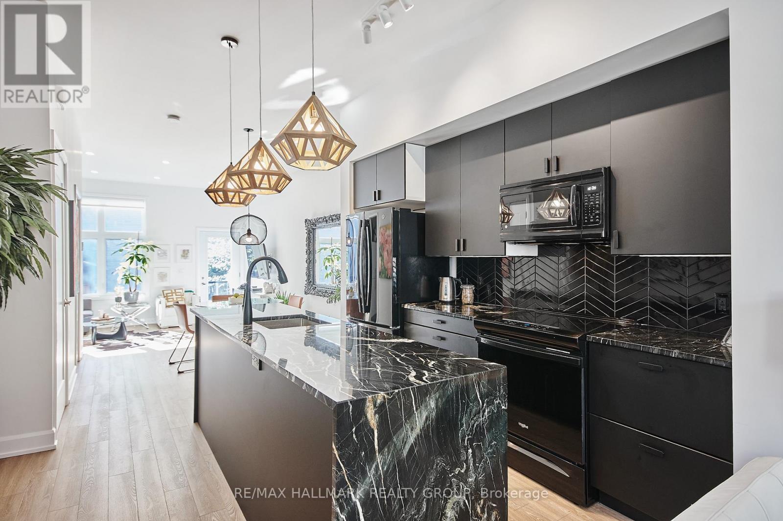 144 Florence Street, Ottawa, ON - Indoor Photo Showing Kitchen With Upgraded Kitchen