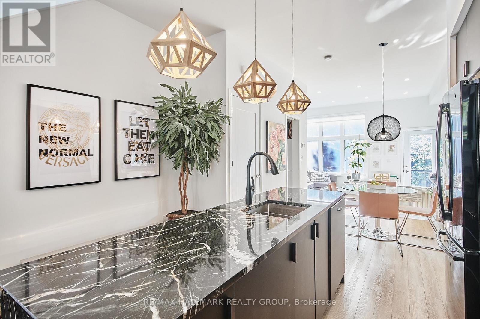 144 Florence Street, Ottawa, ON - Indoor Photo Showing Kitchen With Upgraded Kitchen