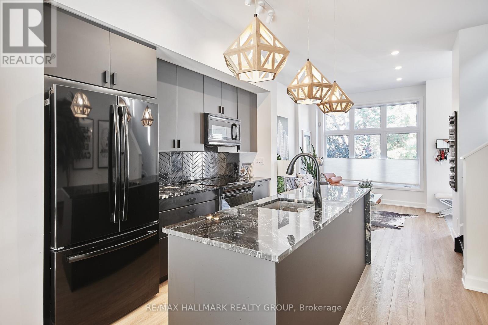 144 Florence Street, Ottawa, ON - Indoor Photo Showing Kitchen With Double Sink With Upgraded Kitchen