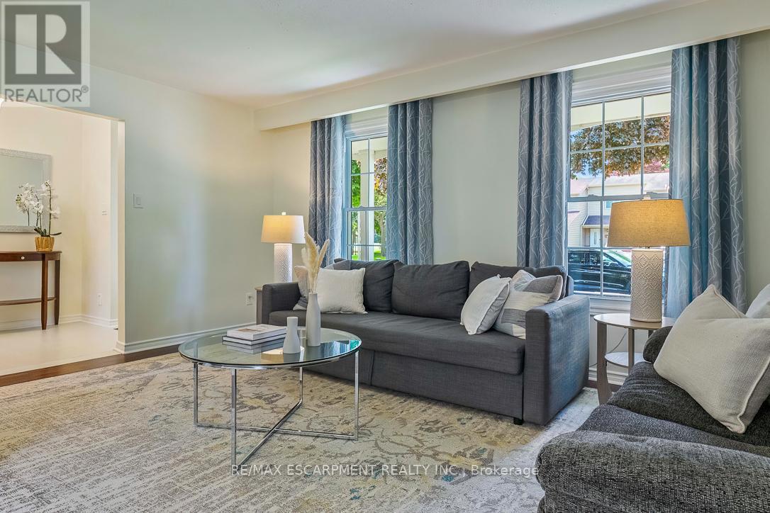 3268 Mainsail Crescent, Mississauga, ON - Indoor Photo Showing Living Room