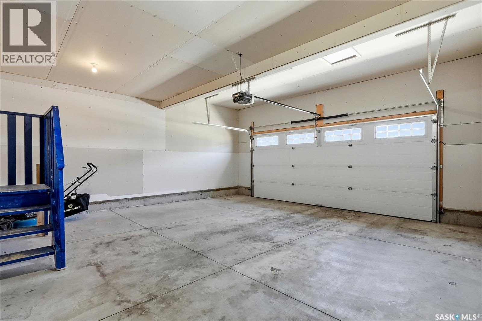 270 Newton Link, Saskatoon, SK - Indoor Photo Showing Garage