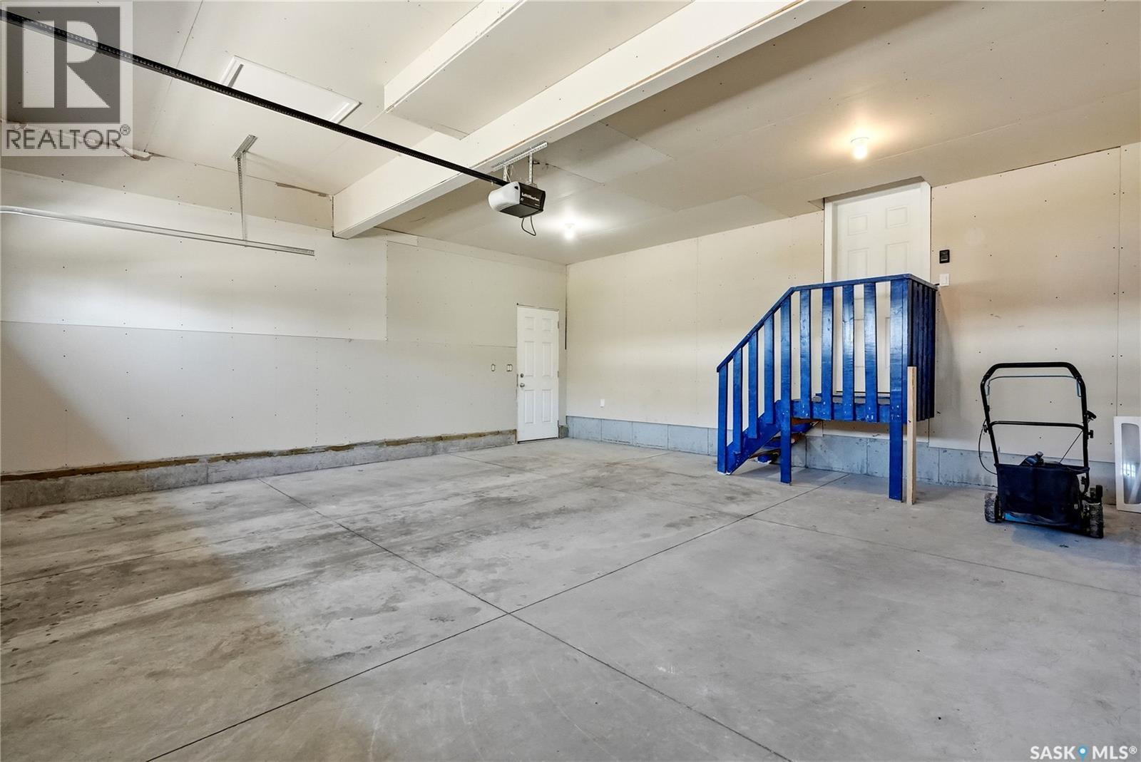 270 Newton Link, Saskatoon, SK - Indoor Photo Showing Garage