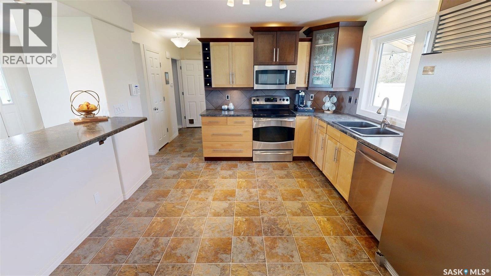 Sw22-15-15-W2, Rm Of Francis #127 Sk, Francis Rm No. 127, SK - Indoor Photo Showing Kitchen With Double Sink