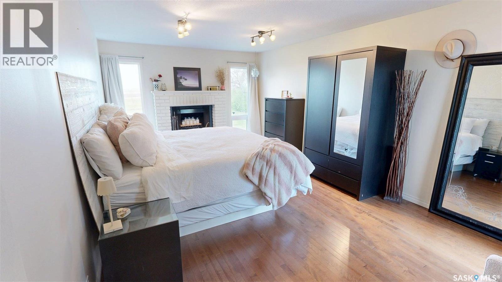 Sw22-15-15-W2, Rm Of Francis #127 Sk, Francis Rm No. 127, SK - Indoor Photo Showing Bedroom With Fireplace