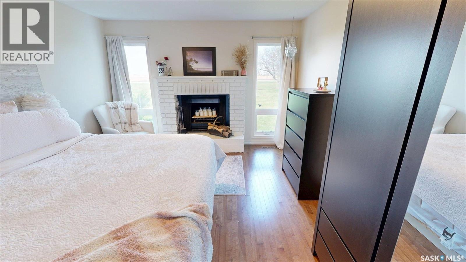 Sw22-15-15-W2, Rm Of Francis #127 Sk, Francis Rm No. 127, SK - Indoor Photo Showing Bedroom With Fireplace