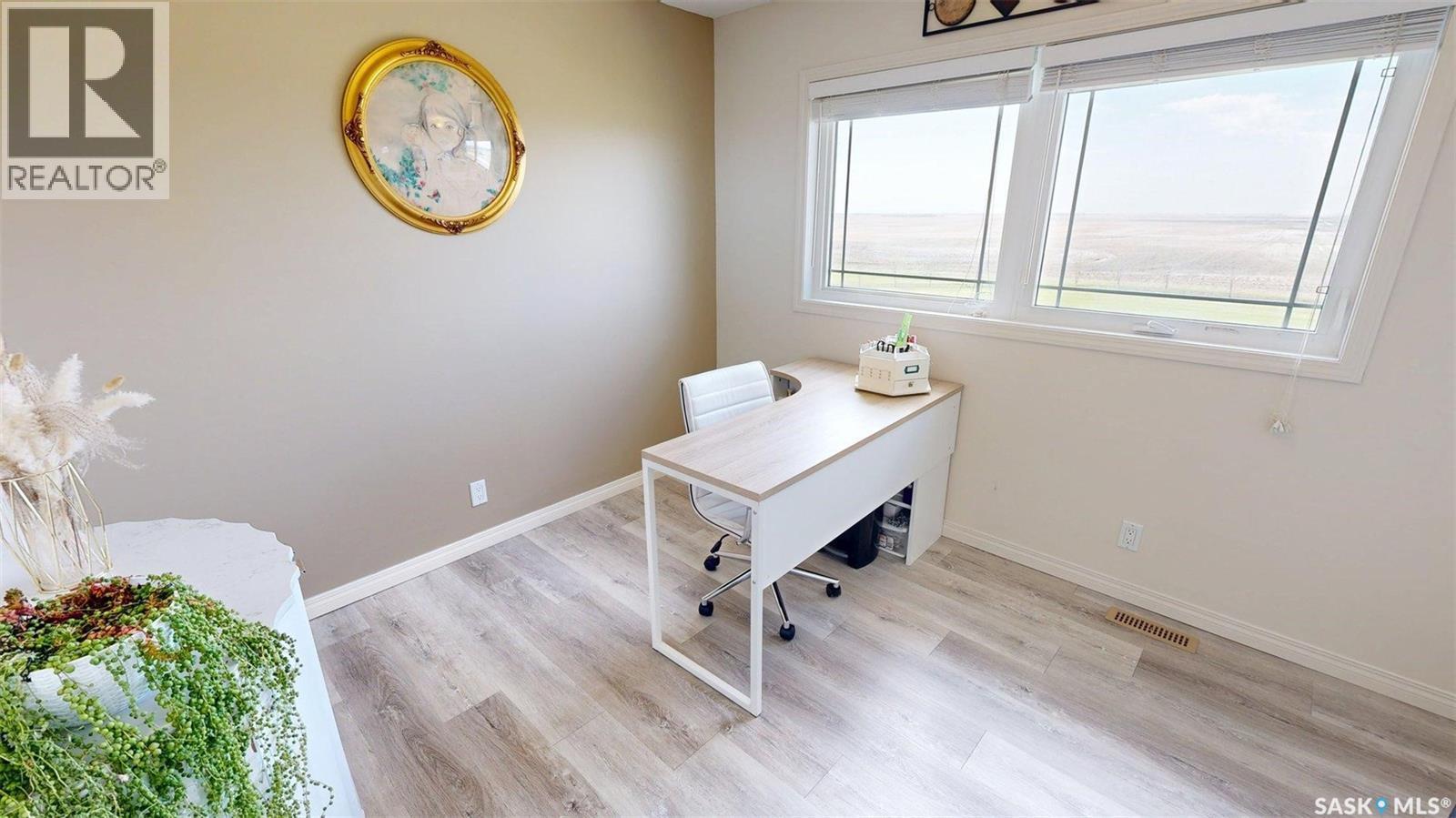 Sw22-15-15-W2, Rm Of Francis #127 Sk, Francis Rm No. 127, SK - Indoor Photo Showing Office