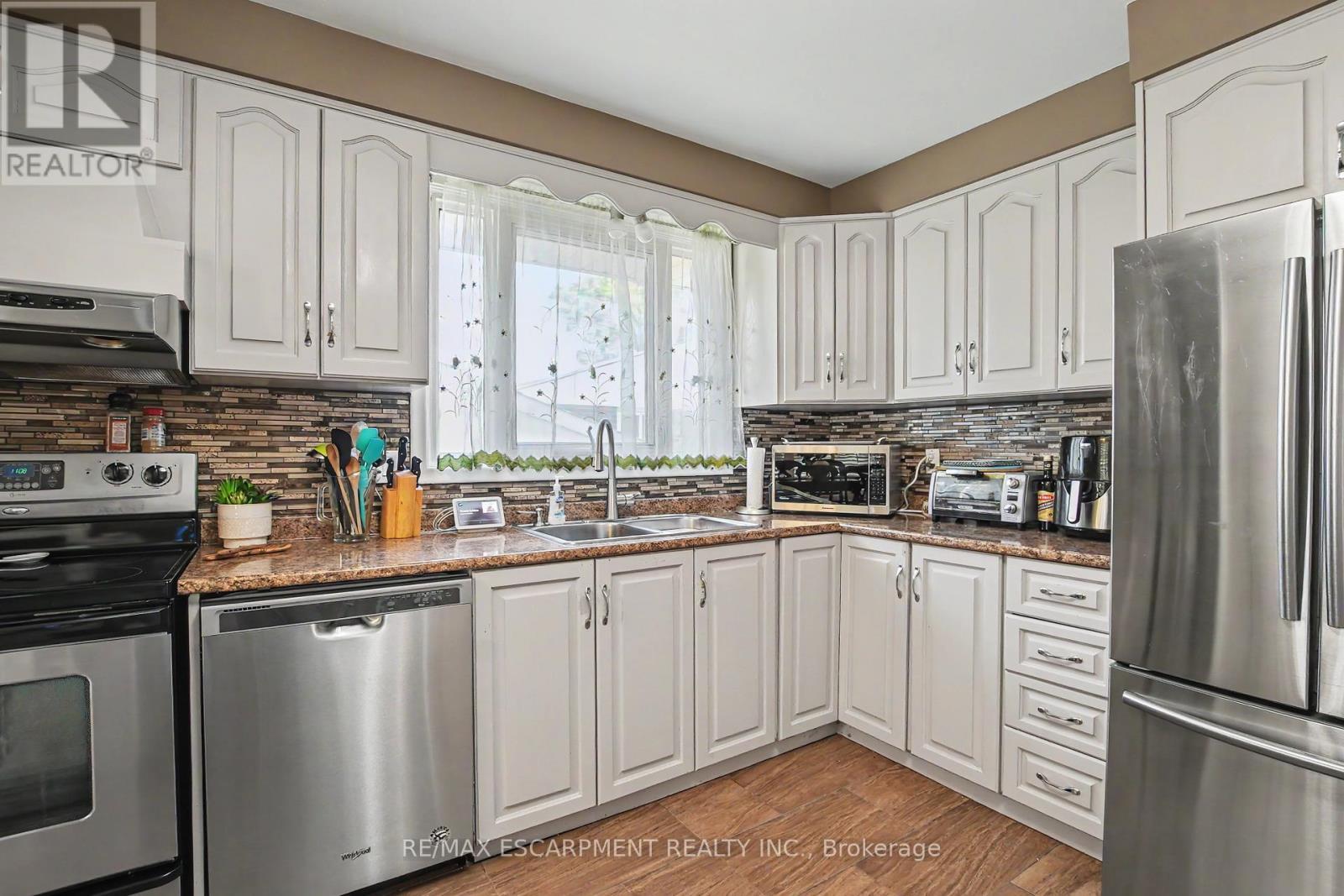 304 St Andrews Drive, Hamilton, ON - Indoor Photo Showing Kitchen With Double Sink