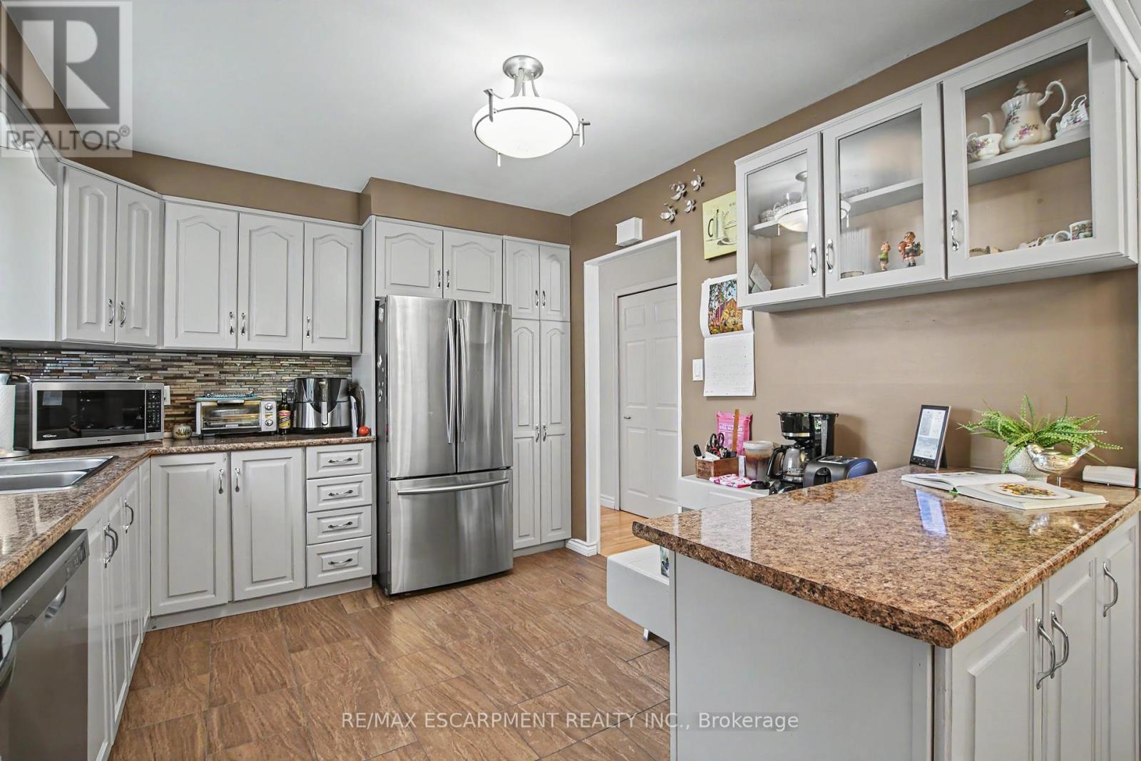 304 St Andrews Drive, Hamilton, ON - Indoor Photo Showing Kitchen With Upgraded Kitchen
