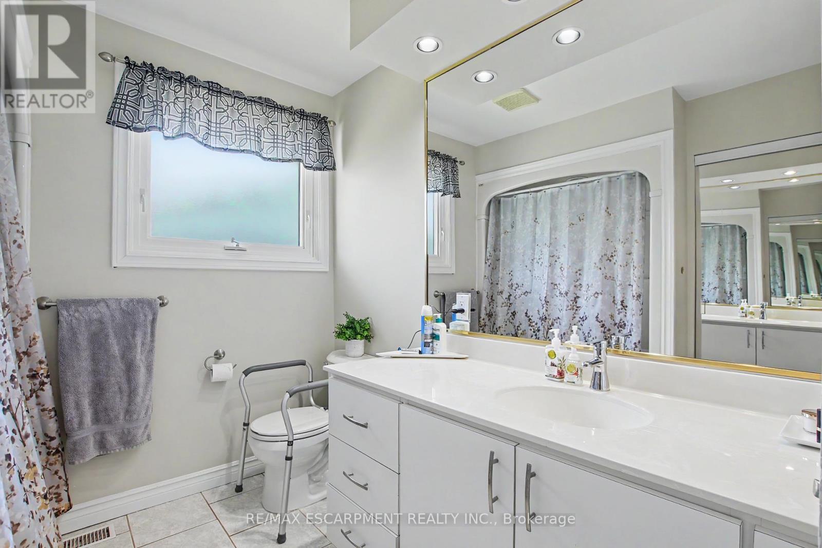 304 St Andrews Drive, Hamilton, ON - Indoor Photo Showing Bathroom