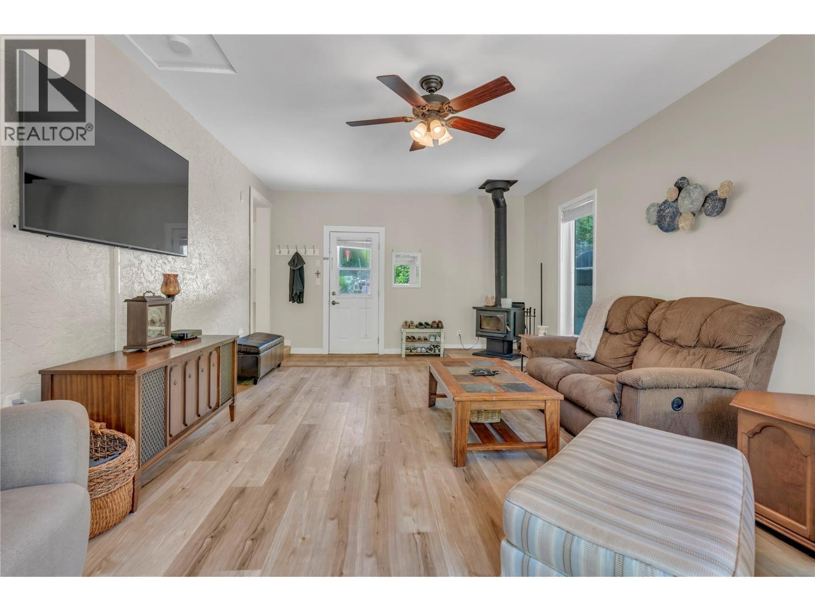 14406 Latimer Avenue, Summerland, BC - Indoor Photo Showing Living Room