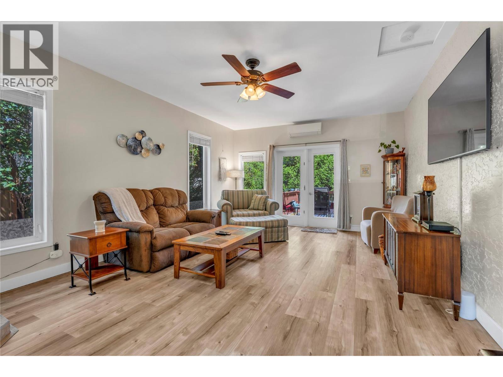 14406 Latimer Avenue, Summerland, BC - Indoor Photo Showing Living Room