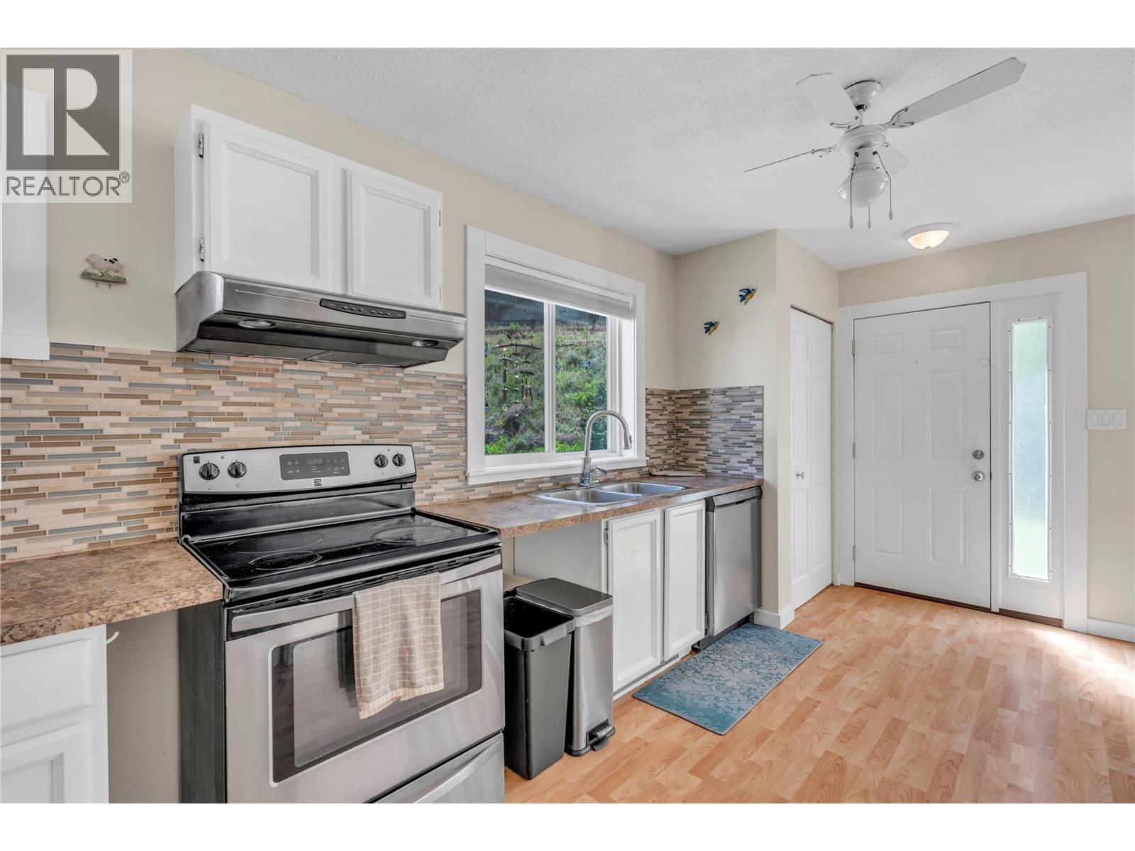14406 Latimer Avenue, Summerland, BC - Indoor Photo Showing Kitchen With Double Sink