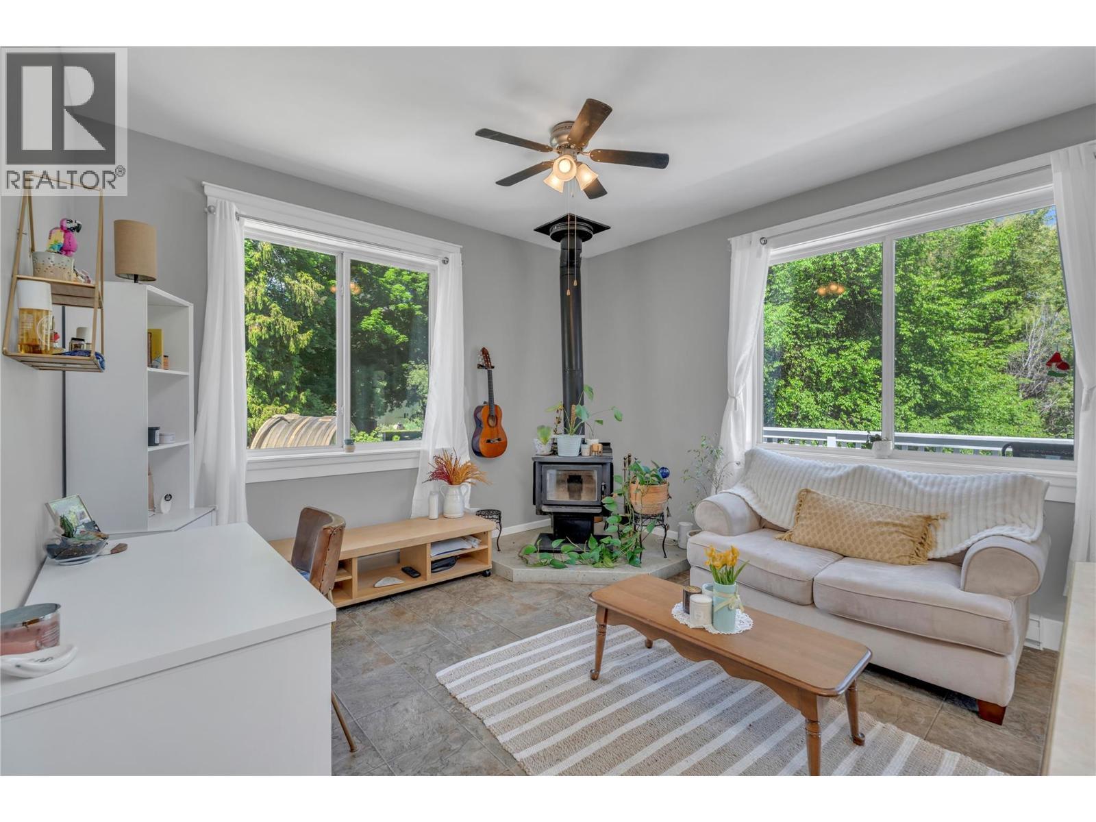 14406 Latimer Avenue, Summerland, BC - Indoor Photo Showing Living Room