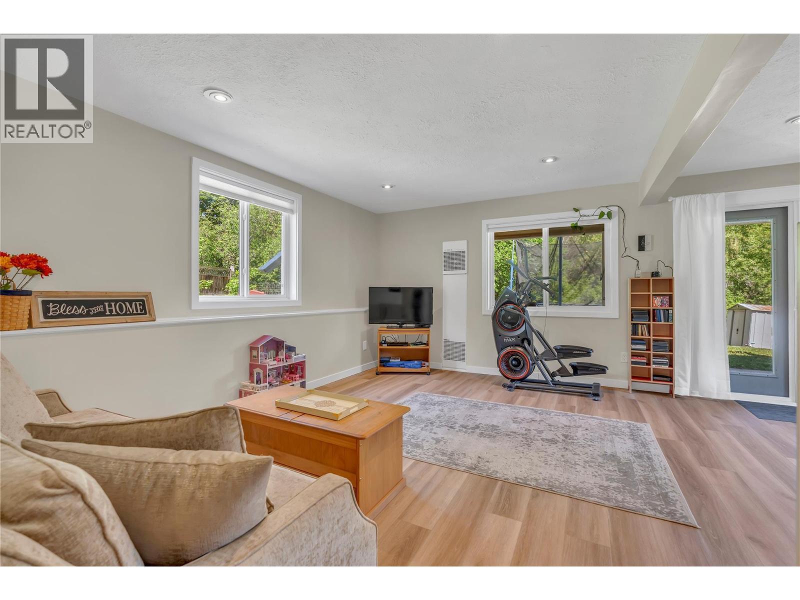 14406 Latimer Avenue, Summerland, BC - Indoor Photo Showing Living Room
