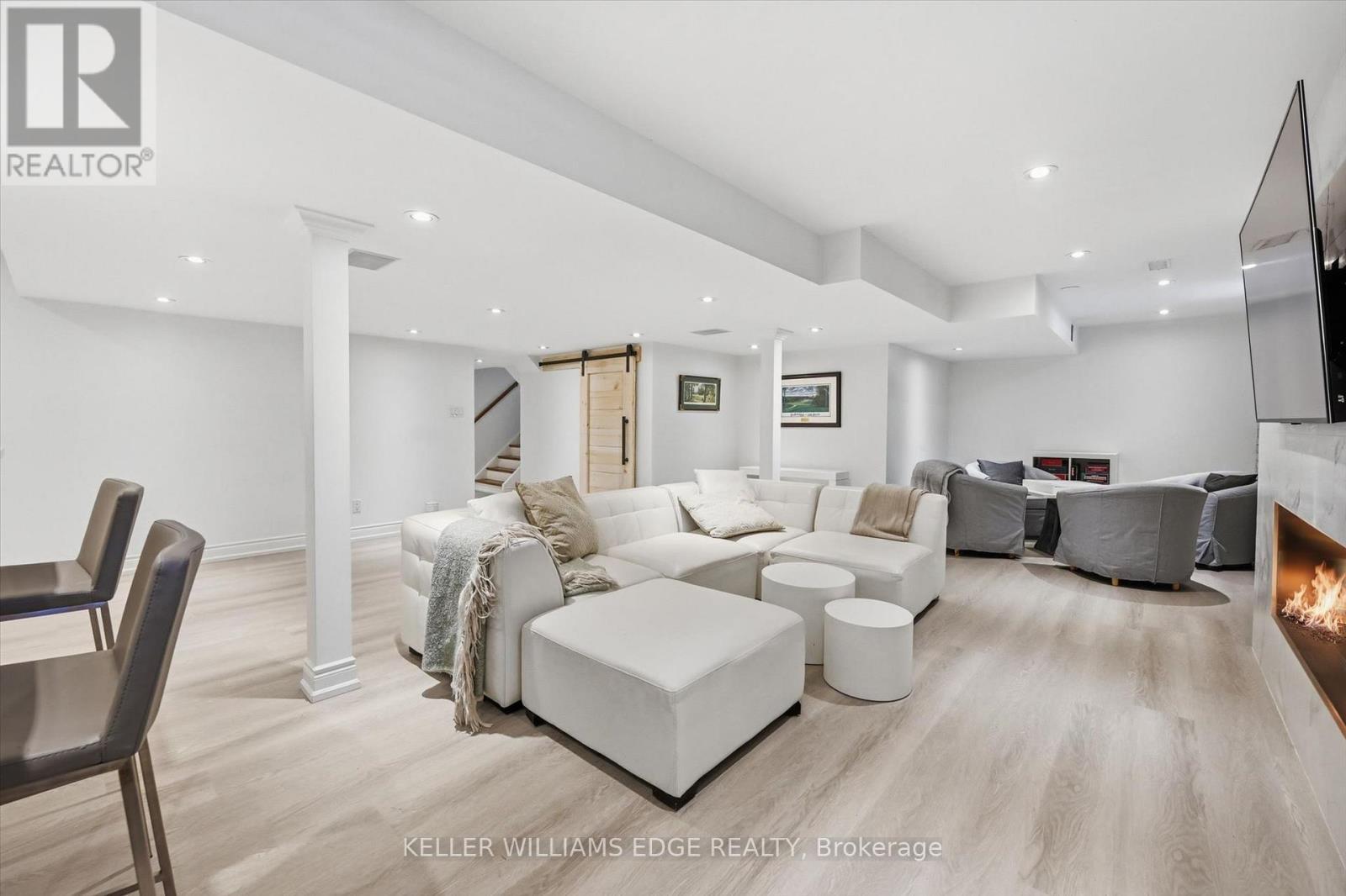 5444 Sundial Road, Burlington, ON - Indoor Photo Showing Living Room With Fireplace