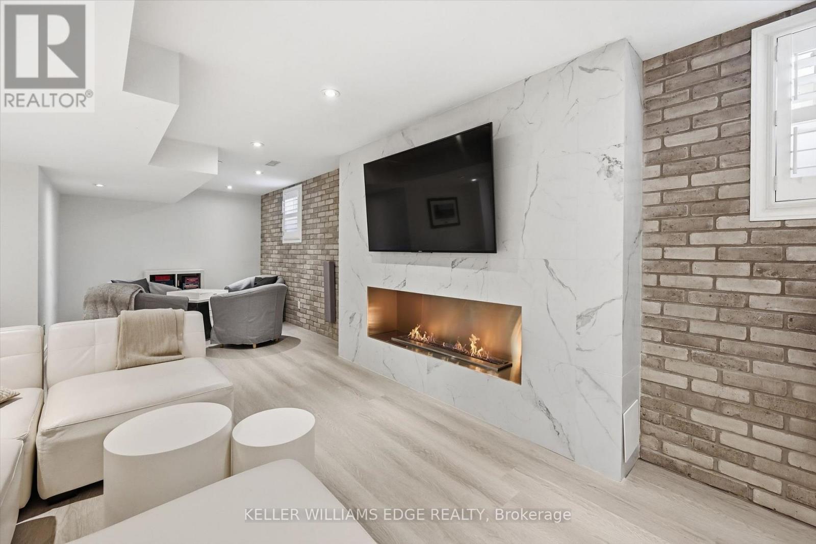 5444 Sundial Road, Burlington, ON - Indoor Photo Showing Living Room With Fireplace