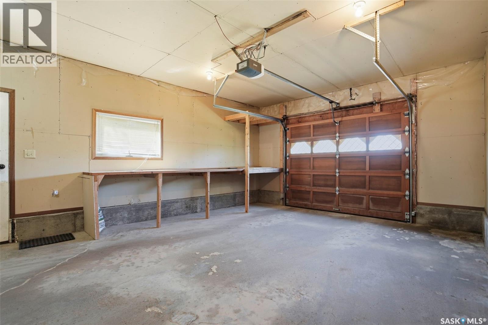 818 Pukwana Drive, Manitou Beach, SK - Indoor Photo Showing Garage
