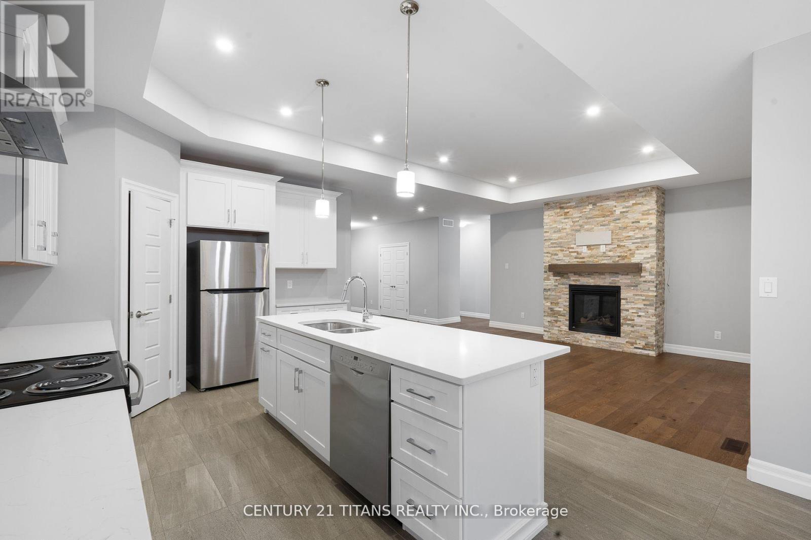 19 Tracy Drive, Chatham-Kent, ON - Indoor Photo Showing Kitchen With Double Sink With Upgraded Kitchen