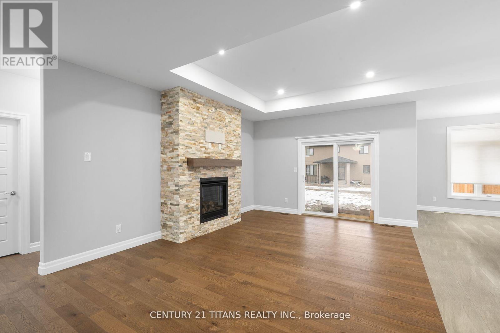 19 Tracy Drive, Chatham-Kent, ON - Indoor Photo Showing Living Room With Fireplace