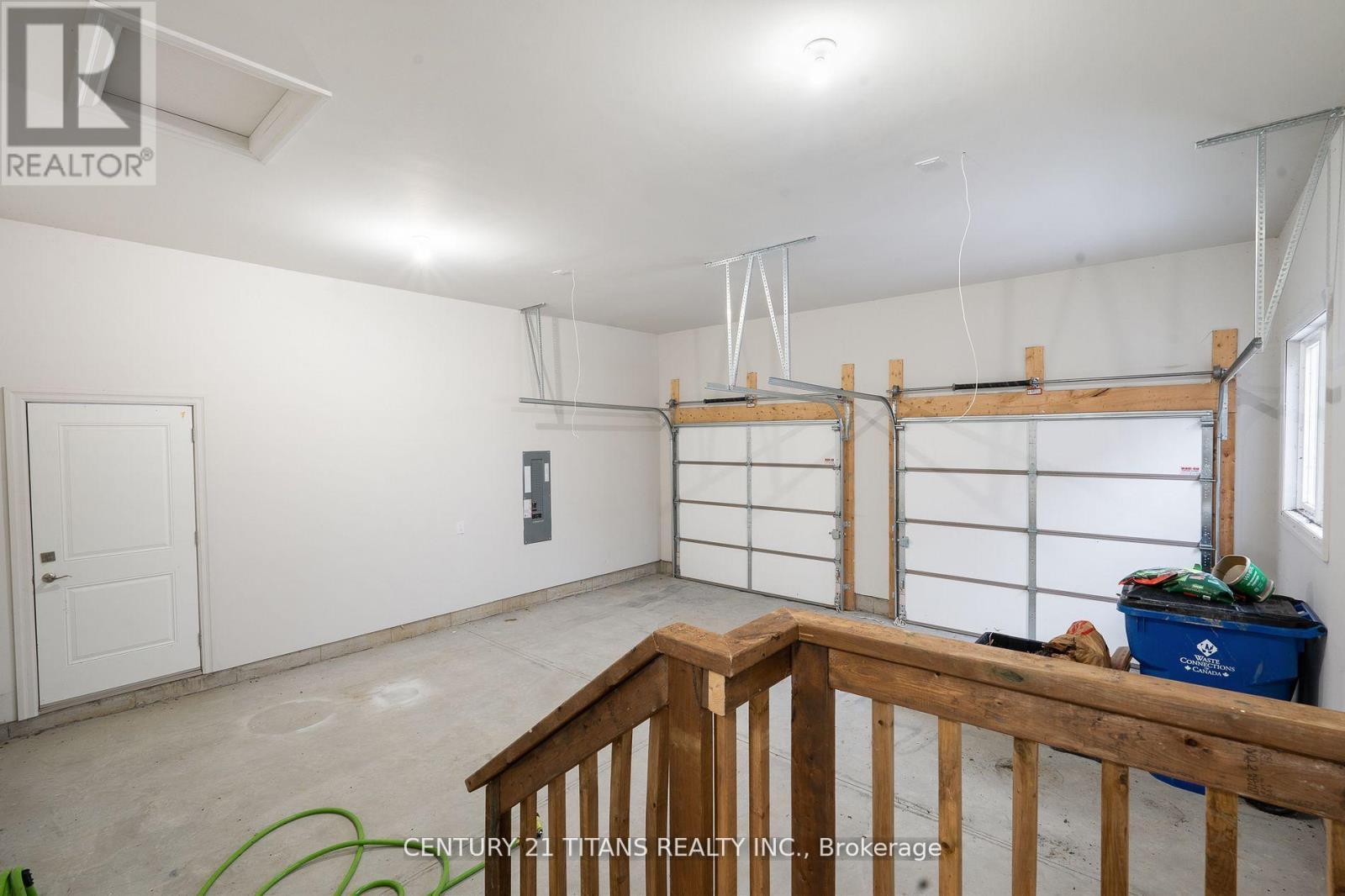 19 Tracy Drive, Chatham-Kent, ON - Indoor Photo Showing Garage