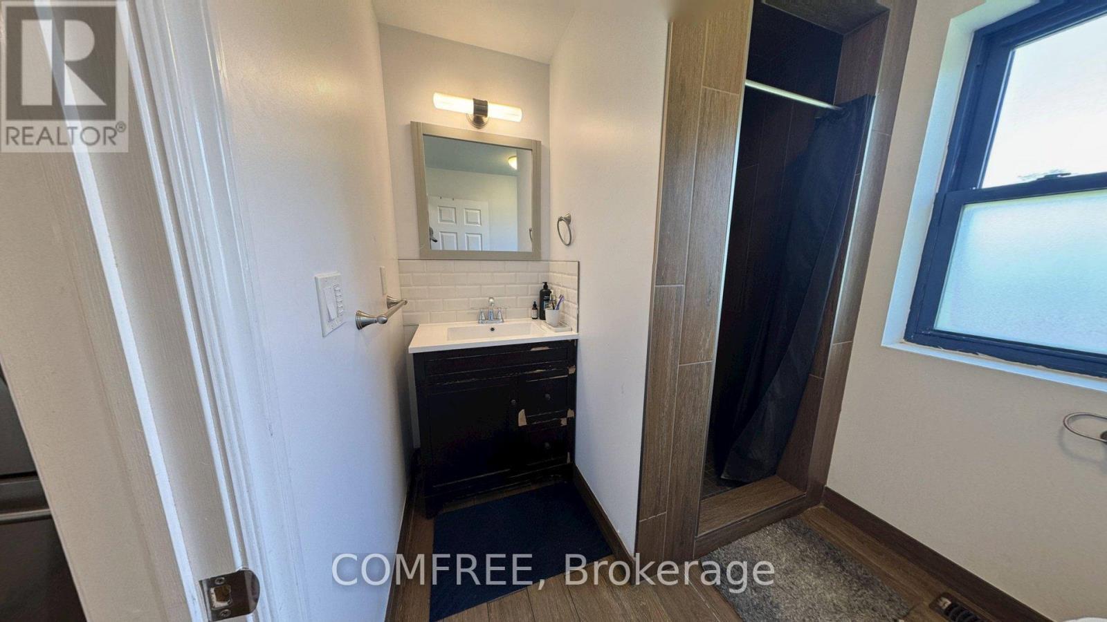 3277 Baby Street, Windsor, ON - Indoor Photo Showing Bathroom