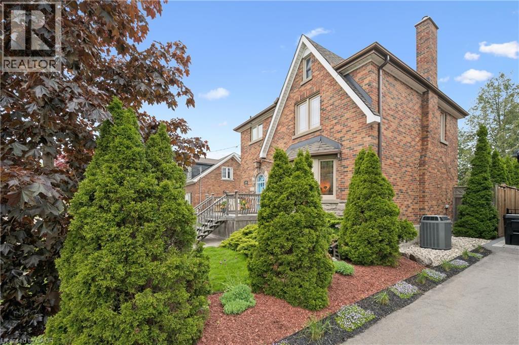 beautifully landscaped - 128 Wilhelm Street, Kitchener, ON - Outdoor