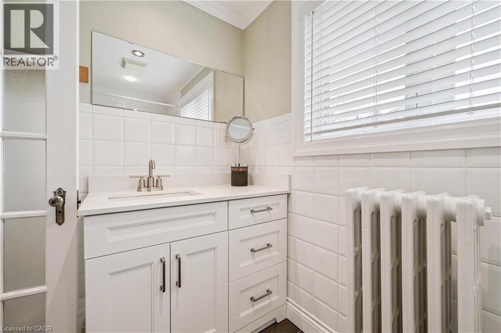 2nd floor bathroom - 128 Wilhelm Street, Kitchener, ON - Indoor Photo Showing Bathroom