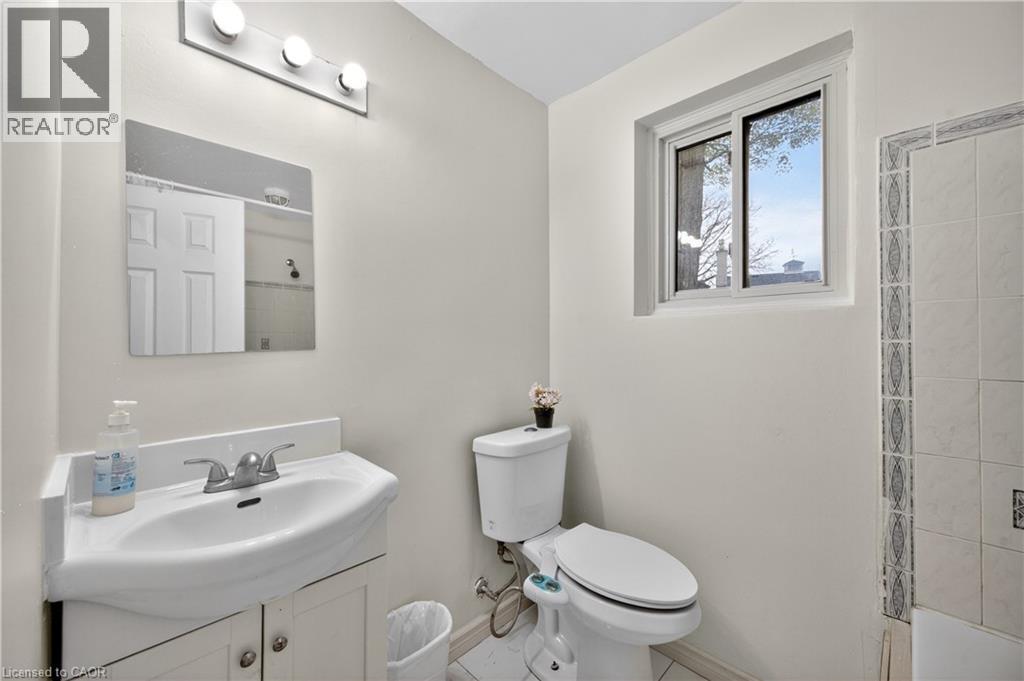 217 Pinegrove Crescent, Waterloo, ON - Indoor Photo Showing Bathroom