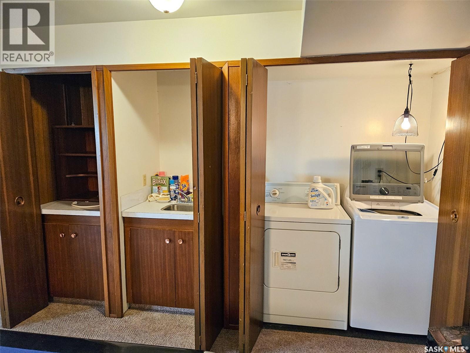 720 Whyte Avenue, Swift Current, SK - Indoor Photo Showing Laundry Room