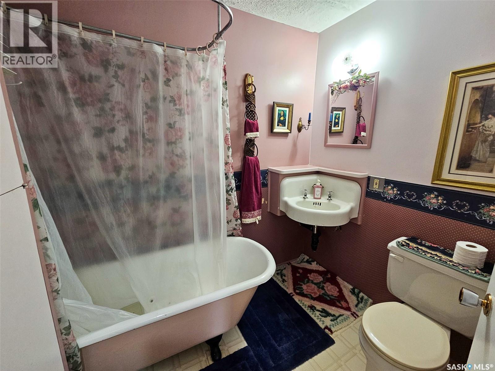 720 Whyte Avenue, Swift Current, SK - Indoor Photo Showing Bathroom
