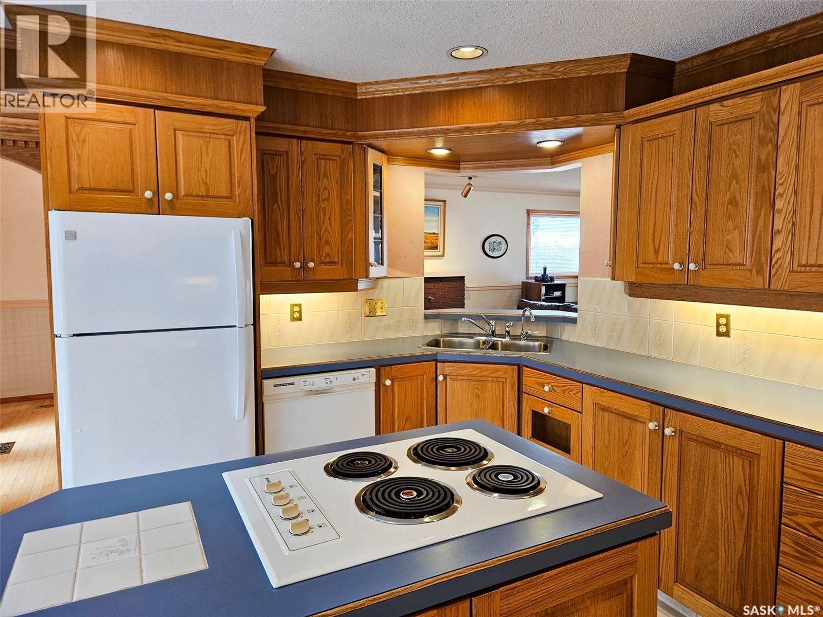 720 Whyte Avenue, Swift Current, SK - Indoor Photo Showing Kitchen With Double Sink