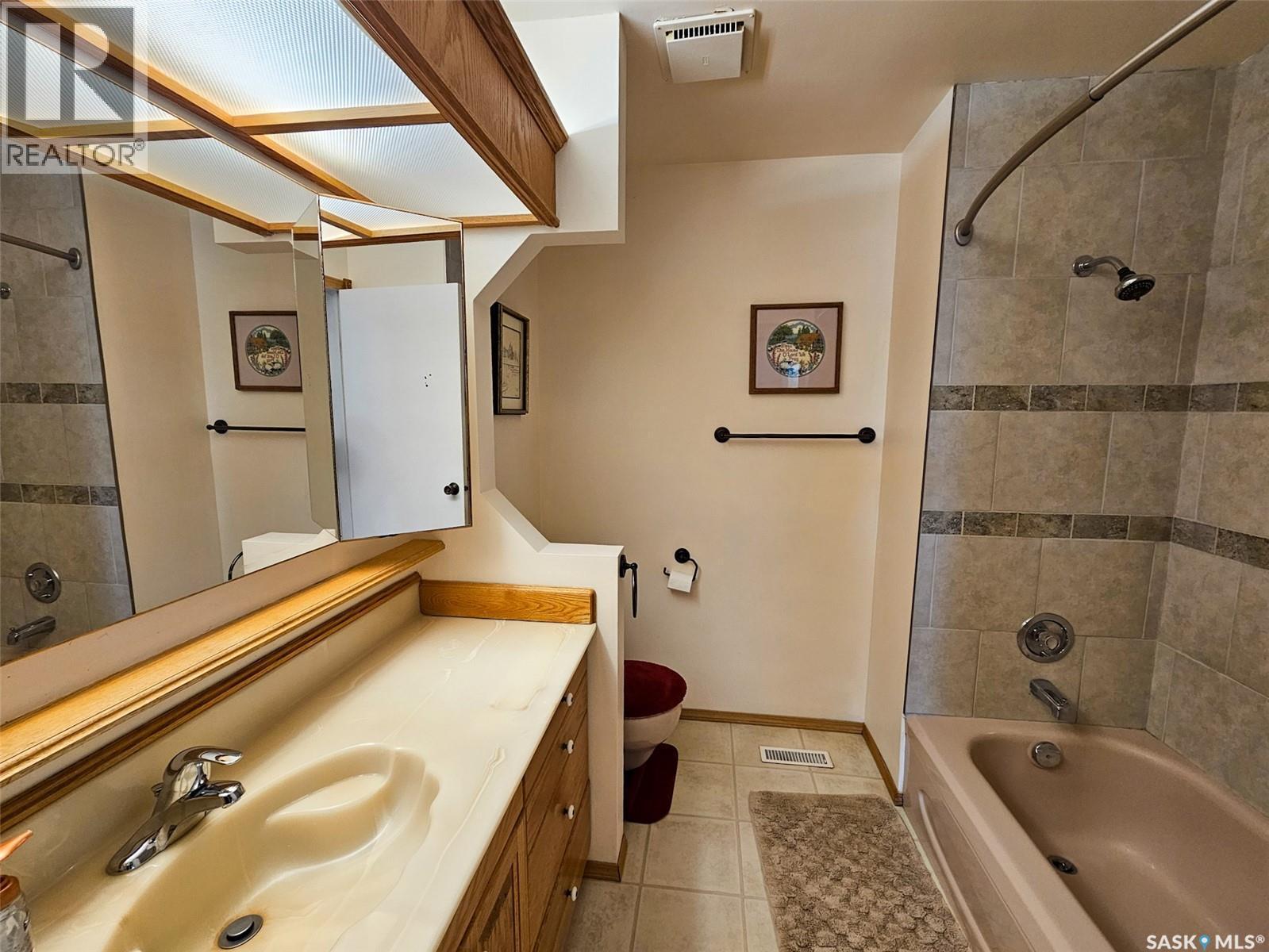 720 Whyte Avenue, Swift Current, SK - Indoor Photo Showing Bathroom