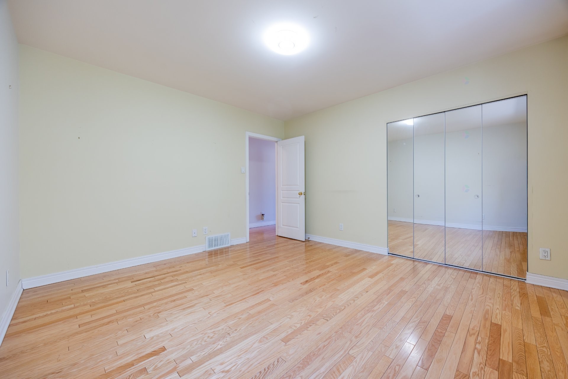 Chambre à coucher - 2384 Ch. Du Bord-Du-Lac, Montréal (L'Île-Bizard/Sainte-Geneviève), QC - Indoor Photo Showing Other Room