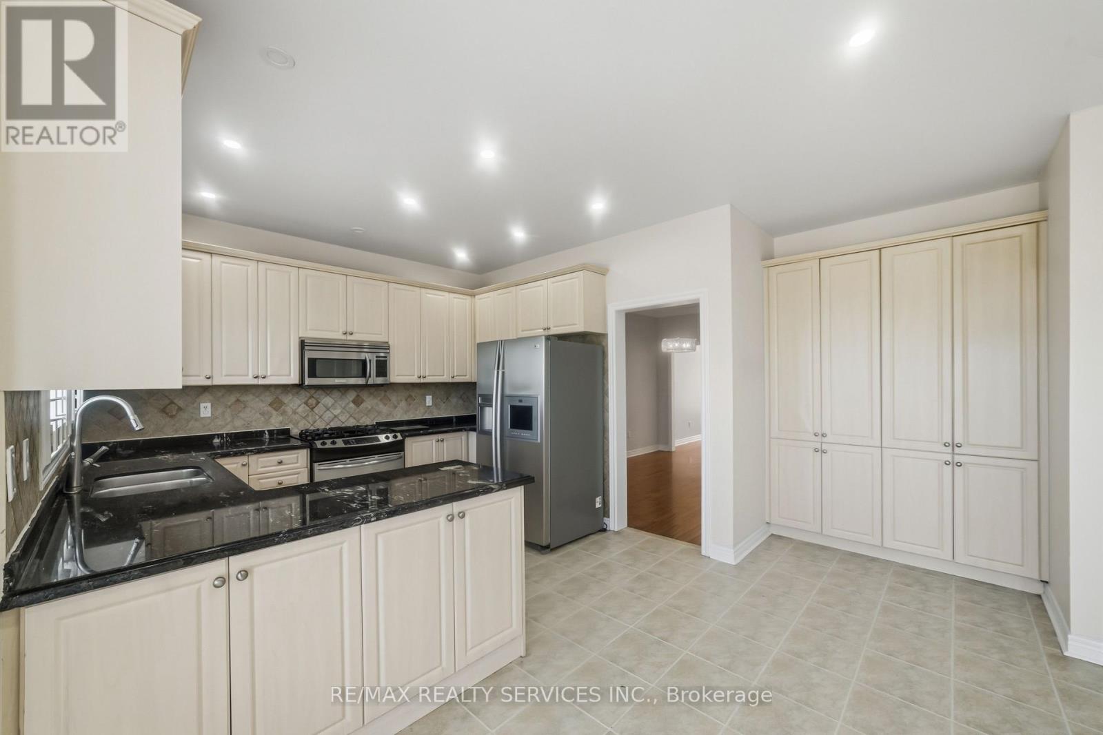 20 Switchback Trail, Brampton, ON - Indoor Photo Showing Kitchen