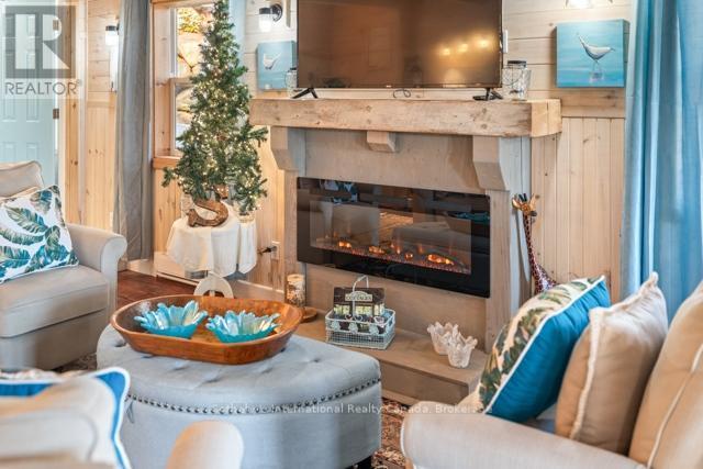 5 - 1028 Oak Street, Muskoka Lakes (Medora), ON - Indoor Photo Showing Living Room With Fireplace