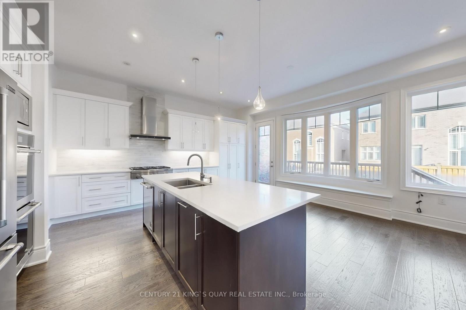 41 Torrey Pines Road, Vaughan, ON - Indoor Photo Showing Kitchen With Double Sink With Upgraded Kitchen