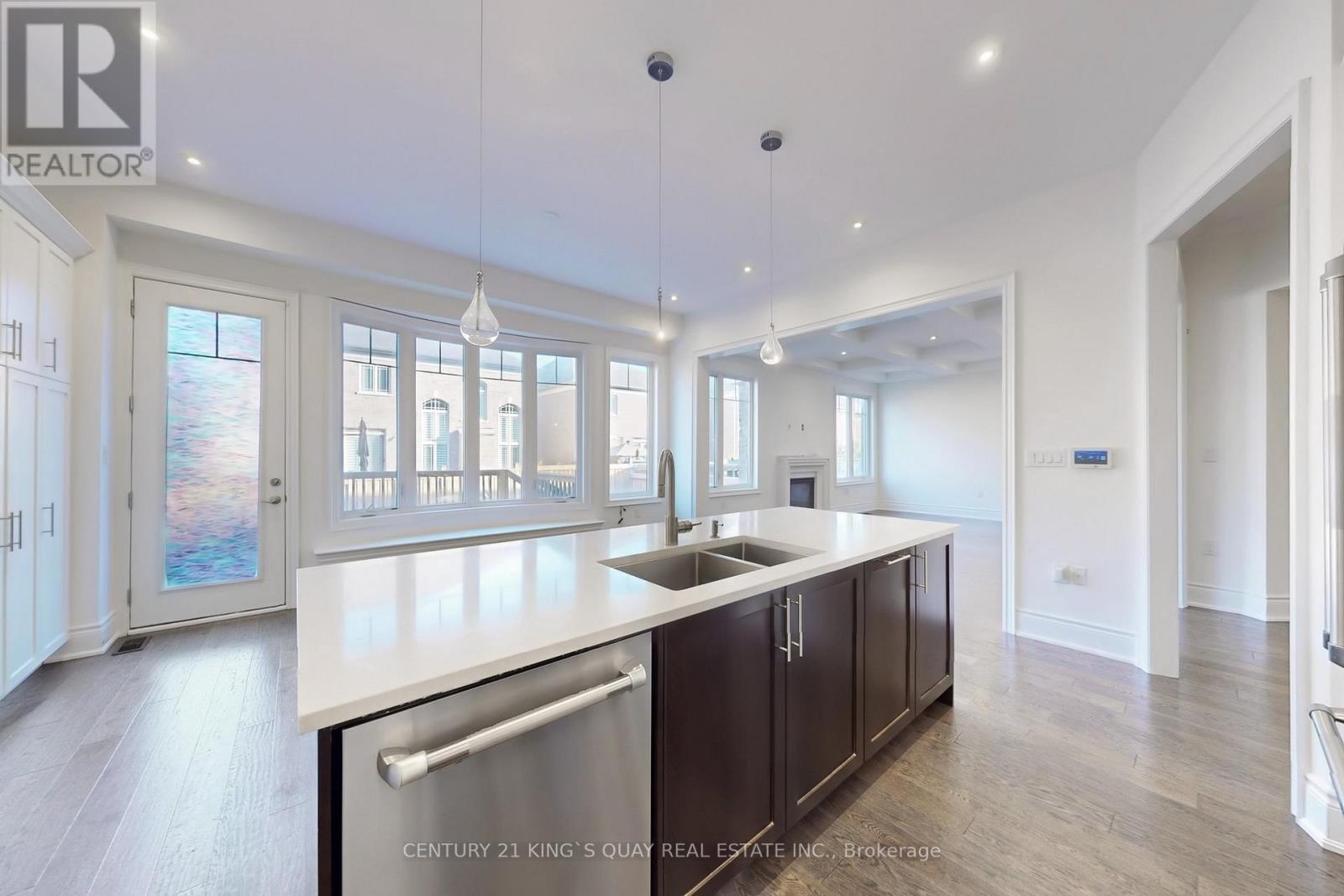 41 Torrey Pines Road, Vaughan, ON - Indoor Photo Showing Kitchen With Double Sink With Upgraded Kitchen