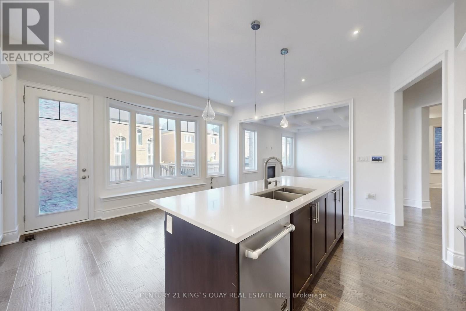 41 Torrey Pines Road, Vaughan, ON - Indoor Photo Showing Kitchen With Double Sink With Upgraded Kitchen
