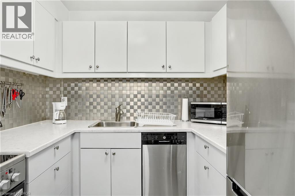 23 Main Street Unit# 404, Dundas, ON - Indoor Photo Showing Kitchen With Upgraded Kitchen